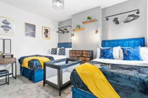 Amazing Family Apartment, Sleeps 6, Cot, Work desk